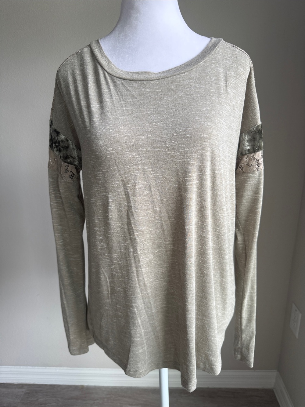 Hem & Thread women’s longsleeve beige top